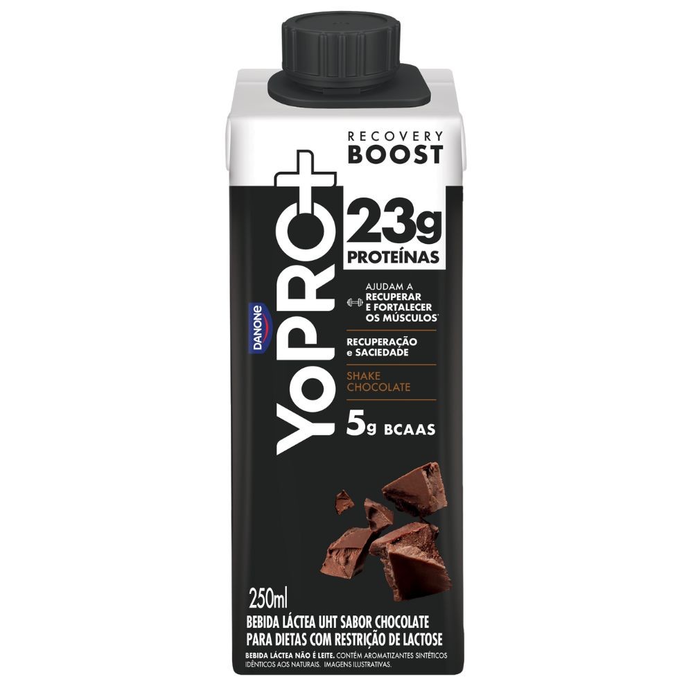 Embalagem de YoPRO Recovery Boost, bebida láctea UHT sabor chocolate, 250ml, com 23g de proteínas e 5g de BCAAs, para dietas com restrição de lactose. A embalagem preta e branca exibe pedaços de chocolate na parte inferior